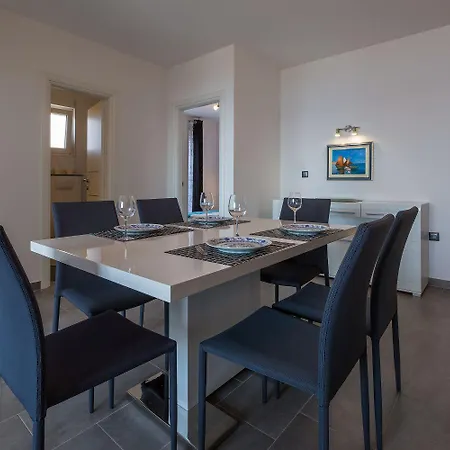 Apartment Traumhaftes Nur 100 Meter Zum Mit Herrlichem Meerblick, Sauna, Whirlpool Dramalj