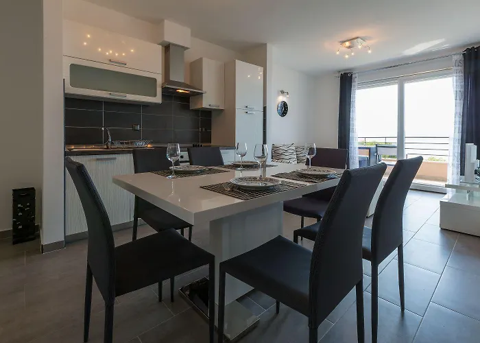 Traumhaftes Nur 100 Meter Zum Mit Herrlichem Meerblick, Sauna, Whirlpool Apartment Dramalj
